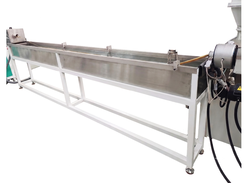 Water cooling tank for vacuum cleaner hose production line