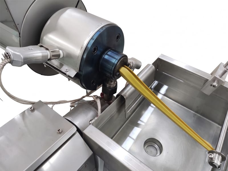 High-precision die head for vacuum cleaner hose extrusion