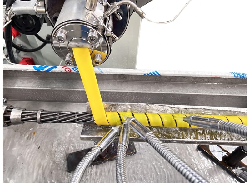 Customizable flat tape extrusion die head for spiral hose protectors