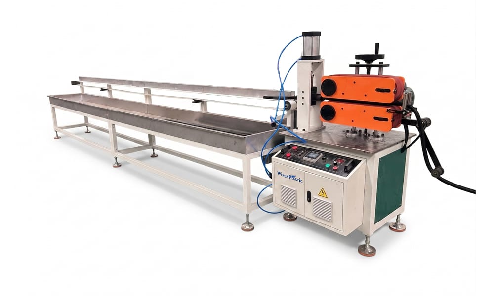 Fixed-length cutting and stacking system integrated with the flexible hose extrusion line