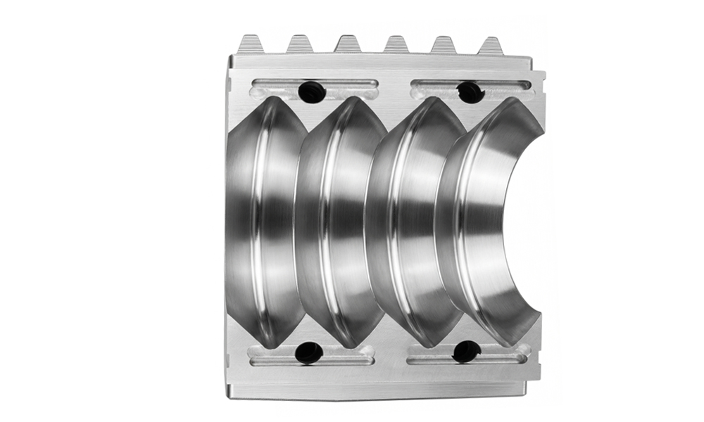 Vacuum cuff forming moulds ensuring flat leak-free connectors on the washing machine hose pipe corrugator